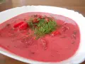 Pyszna zupa z botwiny z ziemniakami, ozdobiona świeżym koperkiem. Idealna na letni obiad.