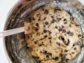 Impasto per biscotti fatti in casa con gocce di cioccolato, pronto per essere infornato.