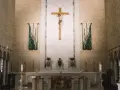 Ołtarz w kościele z krzyżem i świecami. W tle wiszą ozdobne banery. Szukasz imiona do bierzmowania męskie?