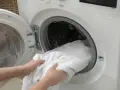 Jak wybielić zszarzałą bluzkę? Skuteczne metody na odzyskanie bieli