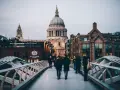Spacerem po moście Millenium w Londynie, podziwiając katedrę św. Pawła. Idealne miejsce, by poczuć atmosferę miasta i zastanowić się, co warto kupić w Londynie.