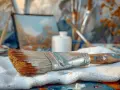 Un pinceau à moitié nettoyé, prêt pour un bain d'huile de lin. Des couleurs vives sur la palette et un tableau en arrière-plan.