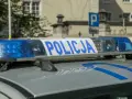 Niebieskie światła policyjne i napis "POLICJA" na dachu radiowozu. Uważaj na przegląd, bo czeka mandat za brak przeglądu.