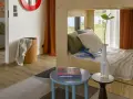 Un lit superposé dortoir maternelle en bois, avec des coussins douillets et un avion bleu pour l'aventure.