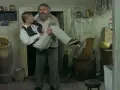 Wielki Szu obsada: Janusz Gajos niesie na rękach młodego aktora w wiejskiej chacie.