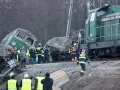 Akcja ratunkowa po katastrofie kolejowej w Szczekocinach. Służby ratownicze pracują wśród zniszczonych pociągów, szukając ofiar.