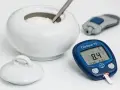Glukometr pokazuje 8.4 mmol/L. Czy to norma dla hemoglobiny glikowanej? Obok cukiernica i nakłuwacz.