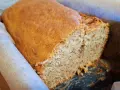 Wilgotne ciasto bananowe, które zawsze się udaje, z widocznymi kawałkami banana w środku. Idealne na podwieczorek.