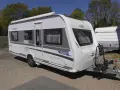 Nowy lmc caravan "Energy" gotowy na wakacje. Biało-szary, z bagażnikiem na rowery.