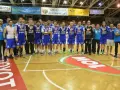Drużyna piłkarzy ręcznych PICK Szeged w niebieskich strojach pozuje do zdjęcia po meczu.