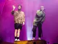 Tyler Joseph i Josh Dun z twenty one pilots na koncercie. Jeden wita publiczność, drugi śpiewa.