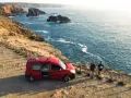 Para z kamperem na klifie w Portugalii, podziwiająca ocean. Niezapomniana podróż kamperem po Portugalii.