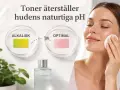 En kvinna applicerar toner med en bomullsrondell. Bilden visar hur tonern återställer hudens naturliga pH, från alkaliskt till optimalt, vilket framhäver vikten av aktiva ingredienser hudvård.