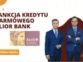 Sankcja kredytu darmowego Alior Bank. Trzy osoby w garniturach stoją obok siebie.