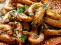 Langostinos en salsa, jugosos y llenos de sabor, servidos con arroz blanco. Un plato que invita a disfrutar.