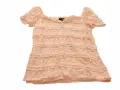 Brzoskwiniowa bluzka z koronki z falbankami i guzikami. To uroczy element garderoby od Dorothy Perkins, marki znanej z modnych ubrań.
