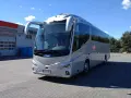 Nowoczesny autokar Irizar gotowy na podróż. Sprawdź, jaka będzie wynajem autokaru cena dla Twojej wycieczki!