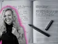 Uśmiechnięta kobieta z kręconymi włosami, obok otwarty notatnik z tekstami piosenek i pióro. Jestem w niej zakochana.