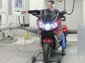 Mechanik sprawdza motocykl na hamowni. Dowiedz się, ile kosztuje przegląd motocykla i jakie są jego etapy.