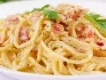 Pyszne spaghetti carbonara z boczkiem i parmezanem, idealne na szybki obiad. Oto prosty przepis!