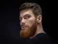 Hombre con barba rojiza y peinado actual, con el pelo peinado hacia atrás y un corte moderno.