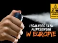 Dłoń trzymająca puszkę gazu pieprzowego, z której wydobywa się biała mgiełka.