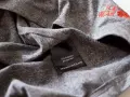 Szara koszulka z poliestru i spandexu, z haftem "ICE WEAR". Idealna na chłodne dni, zapewnia komfort i trwałość.