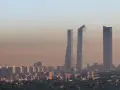 Edificios altos se alzan en una bruma densa, sugiriendo una ciudad mas contaminada del mundo.