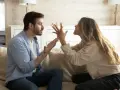 Ein Paar streitet heftig. Die Frau gestikuliert wild, der Mann wirkt frustriert. Dies ist ein Beispiel dafür, was eine toxische beziehung sein kann.