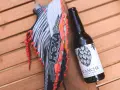 Chaussure de trail Hoka et bière artisanale. La récompense après l'effort, un bon équilibre entre alcool et sport.