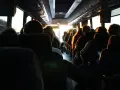 Jak się ubrać na długą podróż autokarem, by uniknąć dyskomfortu?