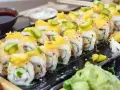 Roladki sushi z mango i awokado, obok sos sojowy i wasabi. Czy to kanpyo co to za składnik?