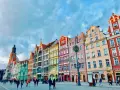 Kolorowe kamienice na Rynku we Wrocławiu, idealne na city break z Wrocławia.