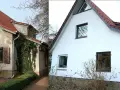 Vorher-Nachher-Vergleich: Altes Haus mit verputzter Fassade und neu verputztes Haus. Die Fassade verputzen Kosten sind hier gut sichtbar.