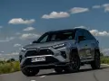 Szary Toyota RAV4 Hybrid GR Sport na drodze. Gdzie jest produkowana? W Japonii, USA, Kanadzie, Rosji, Chinach.