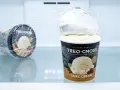 Zwei Becher Eis der Marke TREO-CMOSS stehen im Kühlschrank. Die Frage, wie lange ist Eis haltbar, beschäftigt viele.