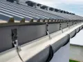 Gouttière de maison en aluminium, système de drainage pour évacuer l'eau de pluie du toit.