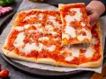 Pizza con lievito istantaneo, gustosa e veloce da preparare, con pomodoro, mozzarella filante e salame. Perfetta per una cena improvvisata.