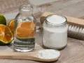 Ingredientes para blanquear ropa blanca con bicarbonato: naranjas, agua, bicarbonato y cepillo.