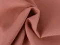 Tessuto twill color salmone, ideale per capi invernali o estivi, con pieghe morbide che ne esaltano la trama.