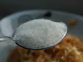 Łyżeczka cukru, a może słodzik? Zastanawiasz się, sukraloza co to jest? To intensywnie słodki związek chemiczny.