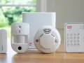 Säkerhetssystem med rörelsedetektor, dörrsensor, rökdetektor och manöverpanel. Styr allt enkelt med Cleverio app.