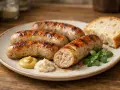 Soczysta kiełbasa z airfryer, idealnie zarumieniona, podana z chlebem, musztardą i chrzanem. Pyszny obiad!