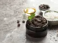 Domowy peeling do skóry głowy z kawy i soli, z dodatkiem oleju i mięty. Idealny do odświeżenia i regeneracji.