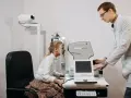Okulista bada wzrok dziewczynki. Czy do okulisty potrzebne jest skierowanie? Zależy od placówki.