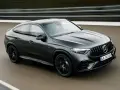 Czarny Mercedes-AMG GLC Coupe w ruchu. Sprawdź aktualną mercedes glc cena i dostępne konfiguracje.