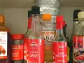 Butelka z napisem "MIRIN SEASONING" obok sosu do sushi i sake. Mirin co to? To japońska przyprawa do gotowania.