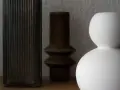 Drei Vasen: eine hohe, geriffelte dunkle, eine bauchige braune und eine weiße, die sich perfekt zum Vase dekorieren ohne Blumen eignen.
