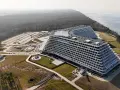 Nowoczesne hotele Gołębiewski w Polsce, zlokalizowane nad morzem, otoczone lasem.