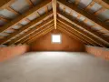 Sottotetto in costruzione con tetto in legno e pareti in mattoni. Un dilemma: meglio isolare il tetto o il sottotetto?